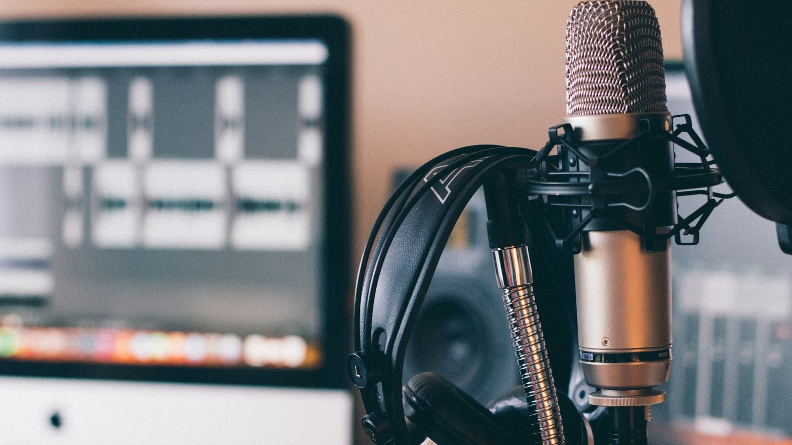 Condenser microphone and headphones in a home recording studio